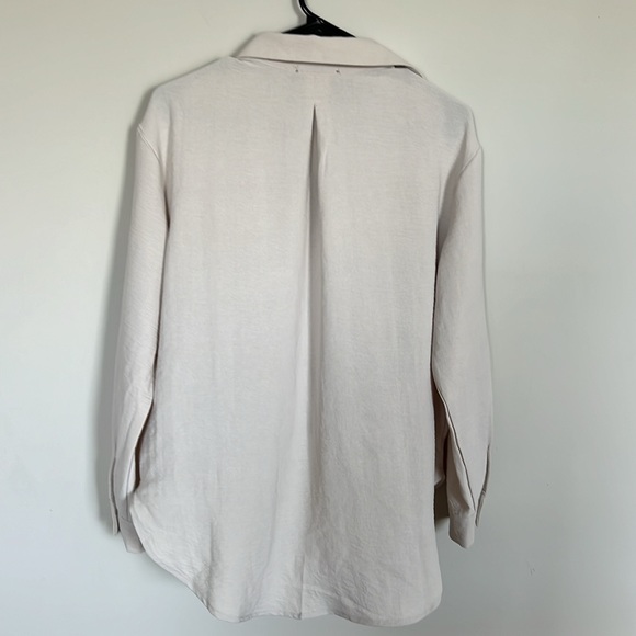 Almost Famous Loose, Reverse Pleat Back, Stone Colored sz Med Blouse - Picture 6 of 9
